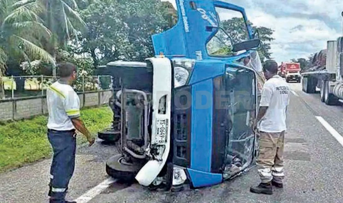 Al parecer el exceso de velocidad y la falta de precaución originó el percance carretero. Cortesía