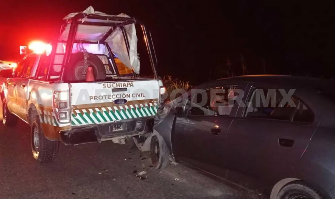 Dos vehículos particulares y una Pick up oficiales se vieron implicados en una aparatosa carambola. Ulises López / CP