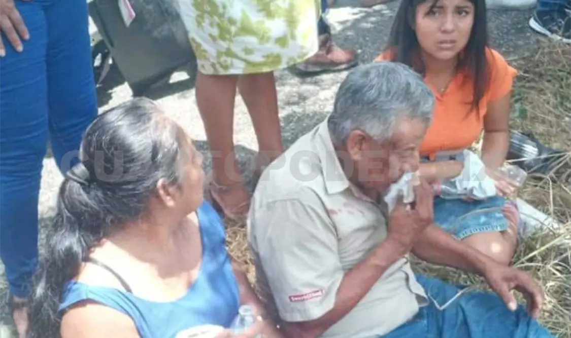 Un total de 10 personas heridas, en su mayoría personas de la tercera edad y daños materiales, fue el saldo del accidente carretero. Ramiro López / CP