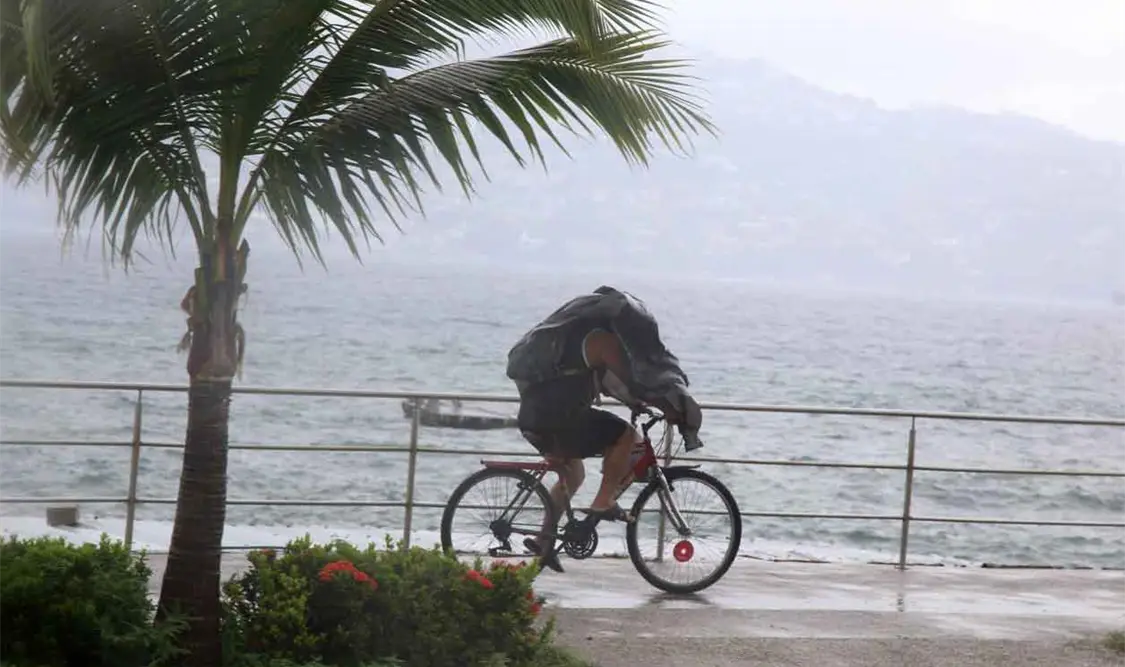 Frank se debilita a tormenta tropical
