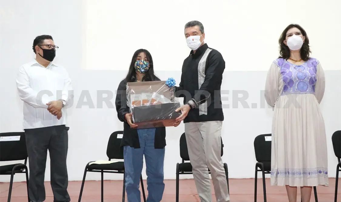 Entrega REC equipamiento para apoyar la educación