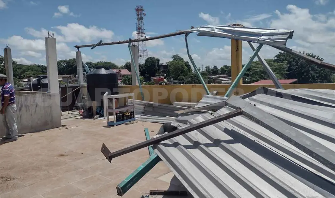 Tromba afecta a viviendas en Reforma