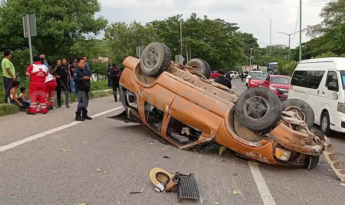 Cuatro heridos al volcar una camioneta familiar