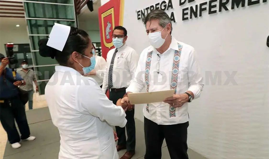 Reconocen a enfermeros de servicio social de la comunidad