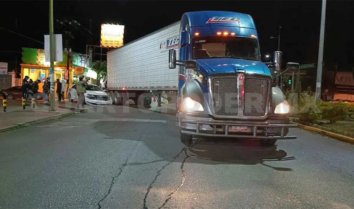Tráiler impacta y arrastra un auto compacto