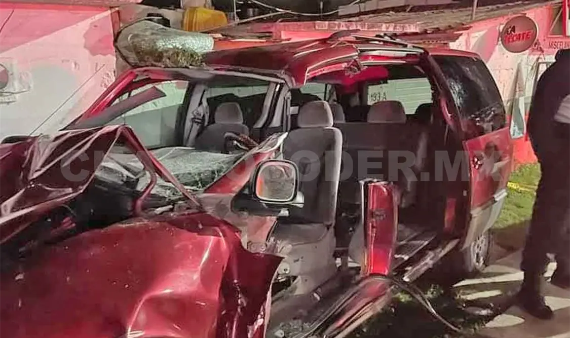 Conductor es rescatado al sufrir aparatoso accidente