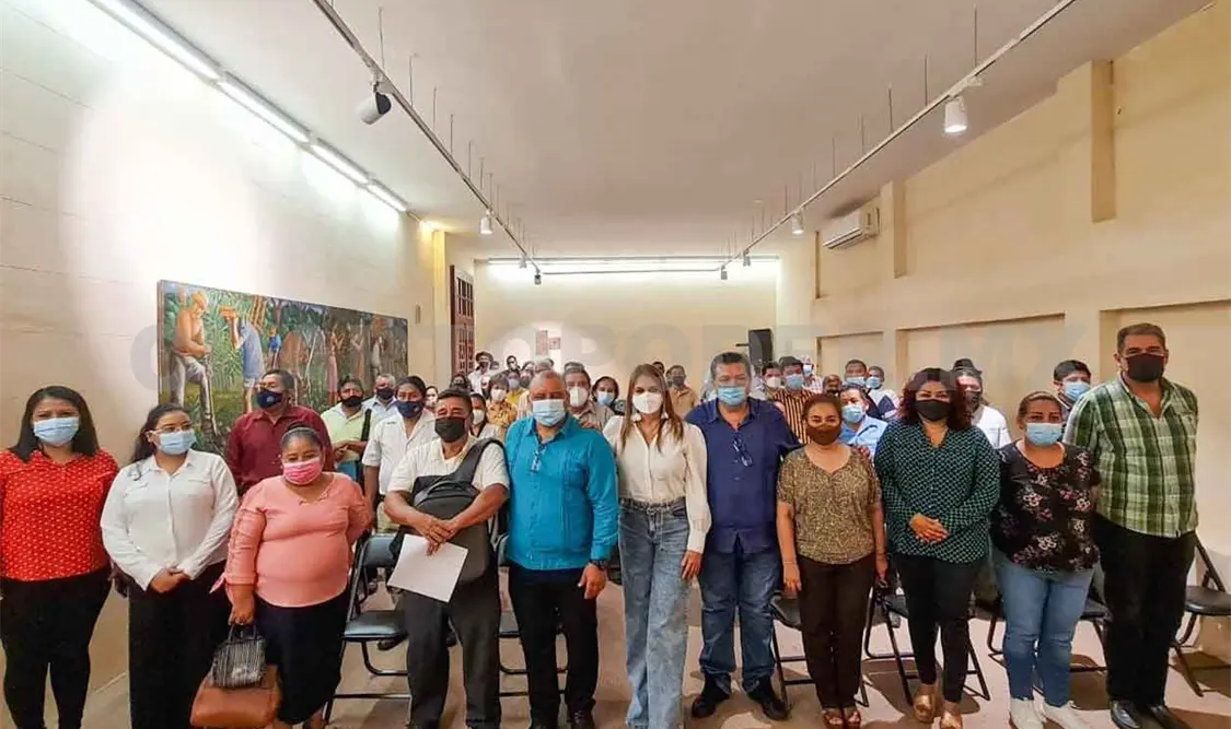 Preside alcaldesa taller sobre trámites religiosos