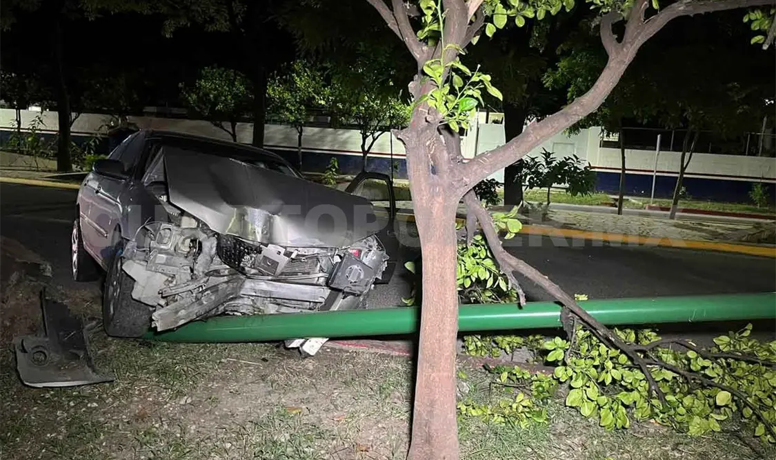 Veloz conductor derriba poste y abandona Sentra