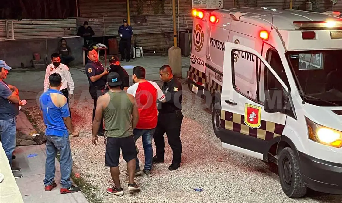 Acuchillan a dos hombres en violento asalto en Tuxtla