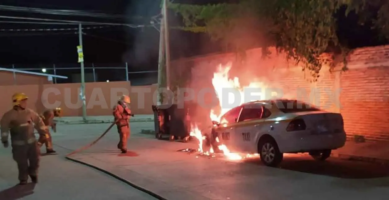 Se incendia taxi y queda reducido a cenizas