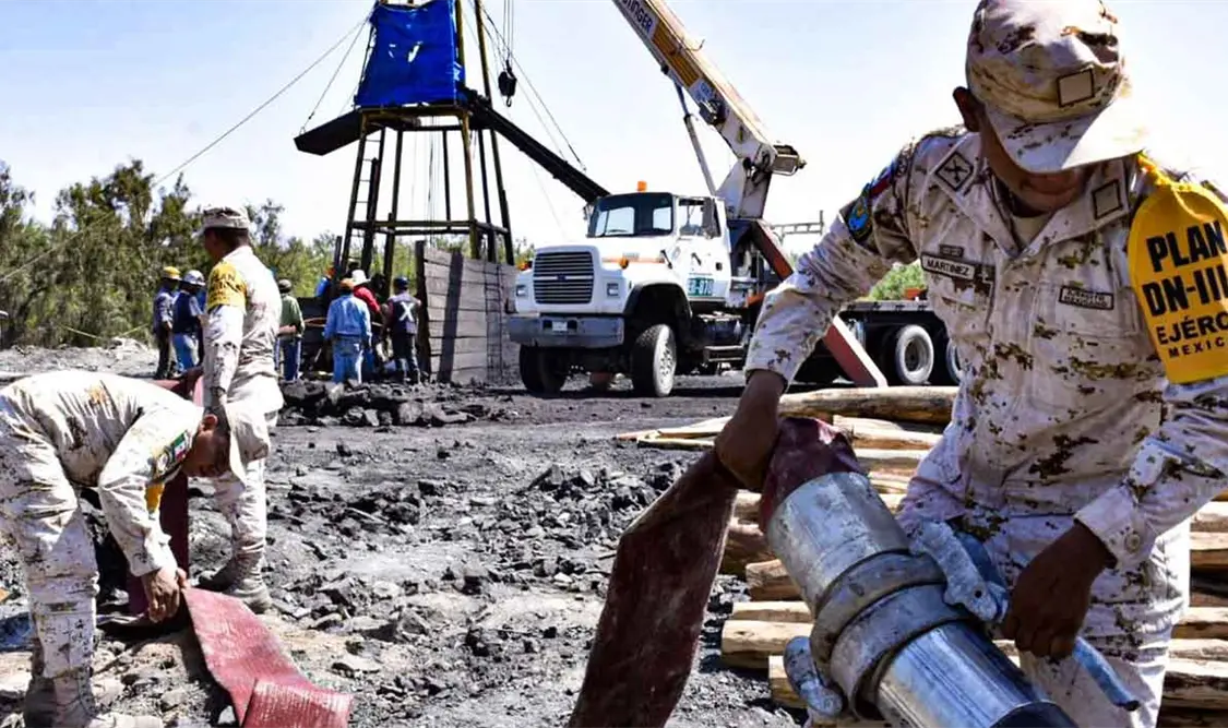 Siguen atrapados 10 mineros