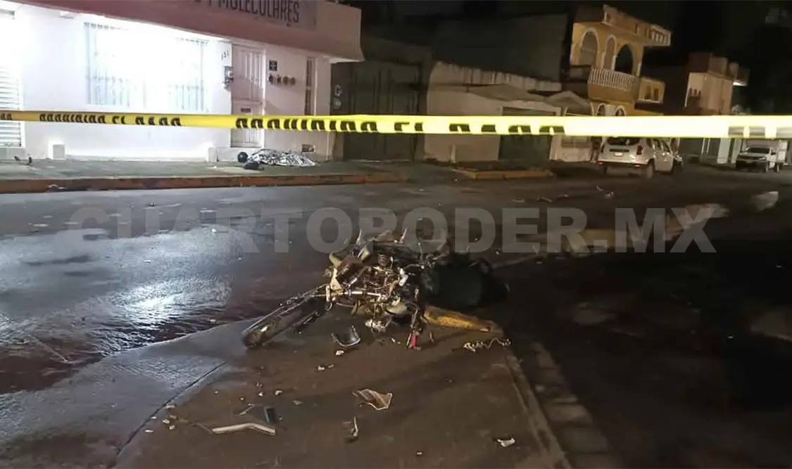 Muere motociclista al impactar en camioneta