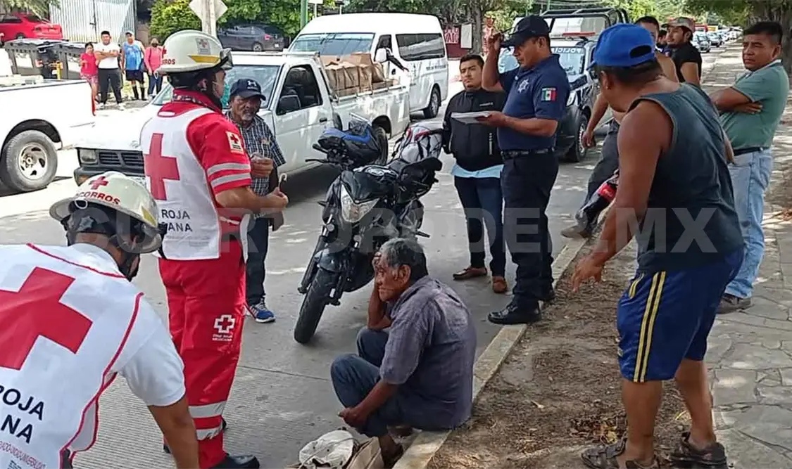 Motocicleta embiste a adulto mayor cuando iba a su casa