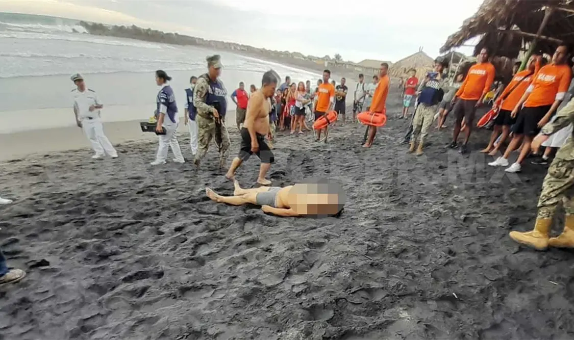 Frente a las palapas de la playa San Benito, la persona ingresó al agua y una ola la metió mar adentro, por lo que terminó ahogándose. Cortesía