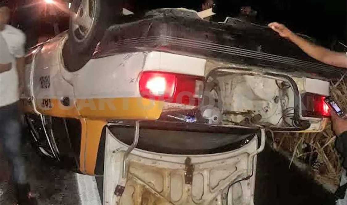 El vehículo volcó y la persona al volante logró salir por sus propios medios; para su fortuna resultó ilesa. Víctor Sánchez / CP