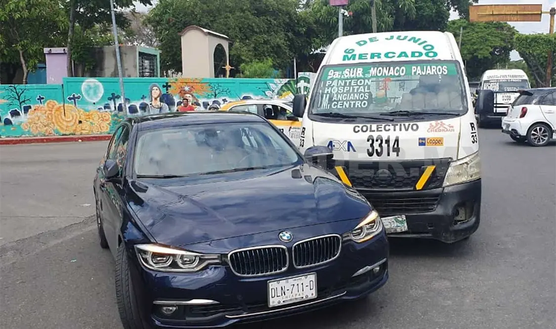 El lujoso automóvil se estampó en la parte lateral del colectivo de la ruta 33-14 que se desplazaba sobre la avenida. Ulises López / CP