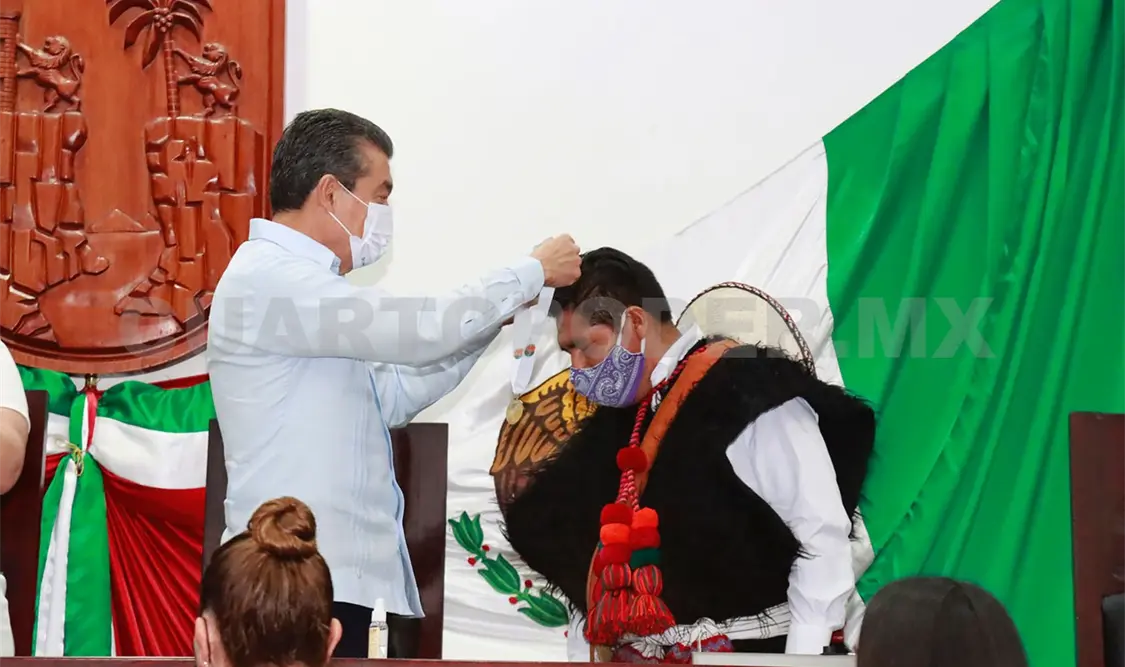 Impone REC Medalla “Rosario Castellanos” a Ramírez Intzin