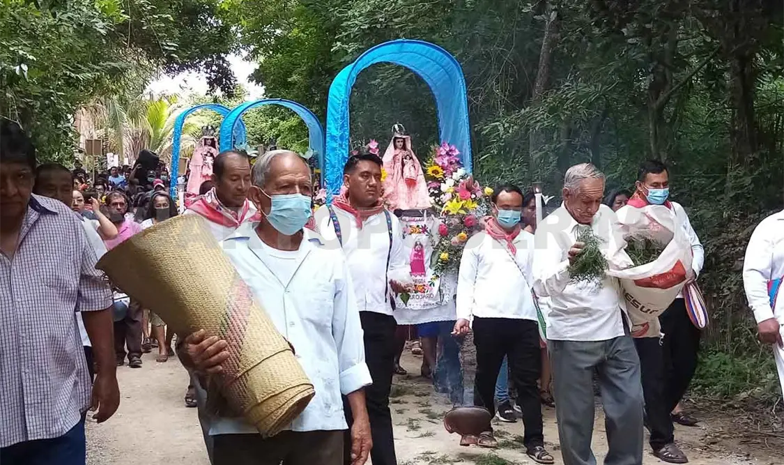Zoques realizan procesión por buenos cultivos