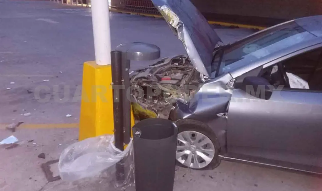 Conductor trasnochado choca contra un poste