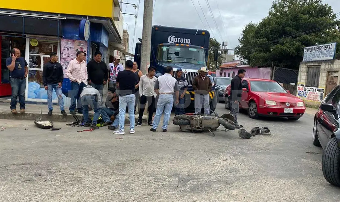 Joven termina grave al colisionar contra Aveo