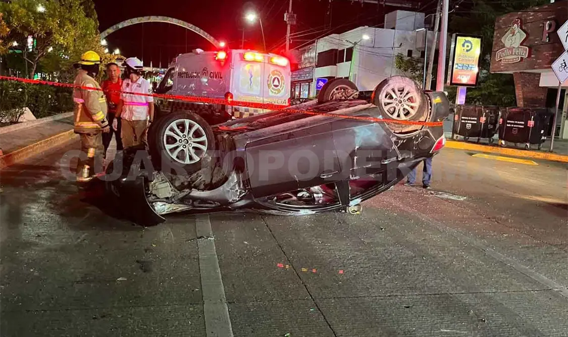 Menor de edad vuelca su auto sobre bulevar