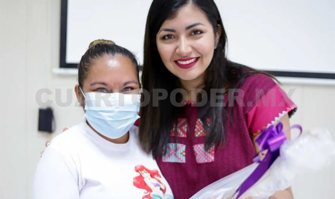 Entregan kits de costura y confección a mujeres