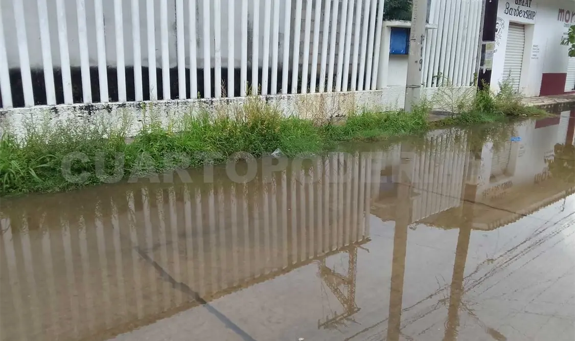 Calles se inundan por fuerte lluvia en Arriaga