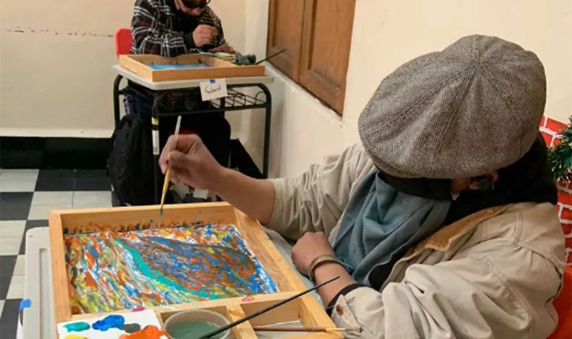 De León trabaja con “construcciones orgánicas de acumulación y colores luminosos”.