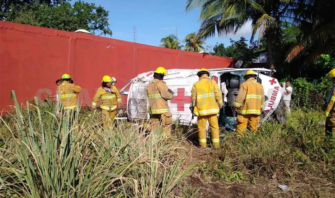 Vuelca ambulancia que transportaba un paciente