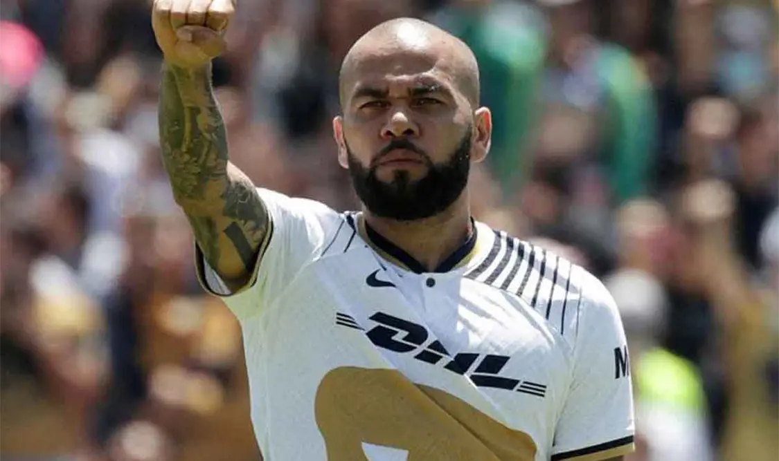 Dani Alves alienta a Pumas tras la goleada