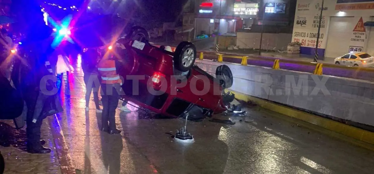 Veloz condutor acaba volcando en libramiento