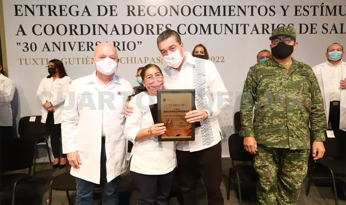Entrega reconocimientos a técnicos de la salud