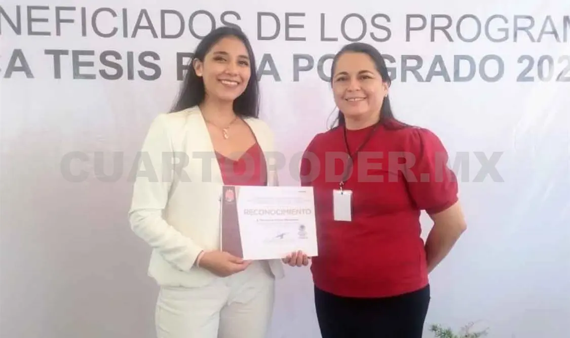 Jóvenes reciben becas por proyectos innovadores