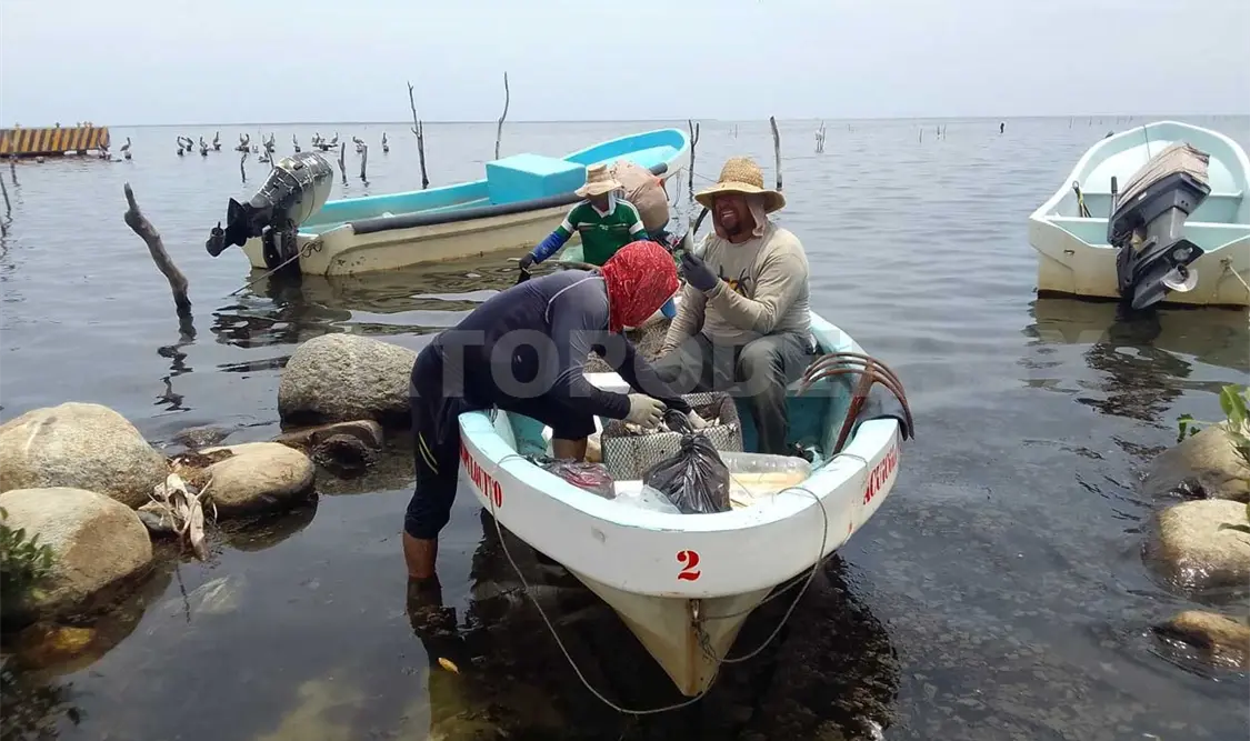 Los pescadores buscan otra herramienta que los proteja de las fuertes descargas eléctricas. Noel Vázquez / CP