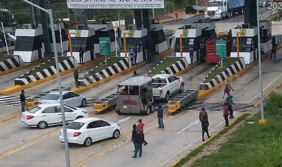 El cierre de la carretera se realizó desde la noche del viernes en las dos salidas y entradas de Teopisca. Elio Henríquez / CP