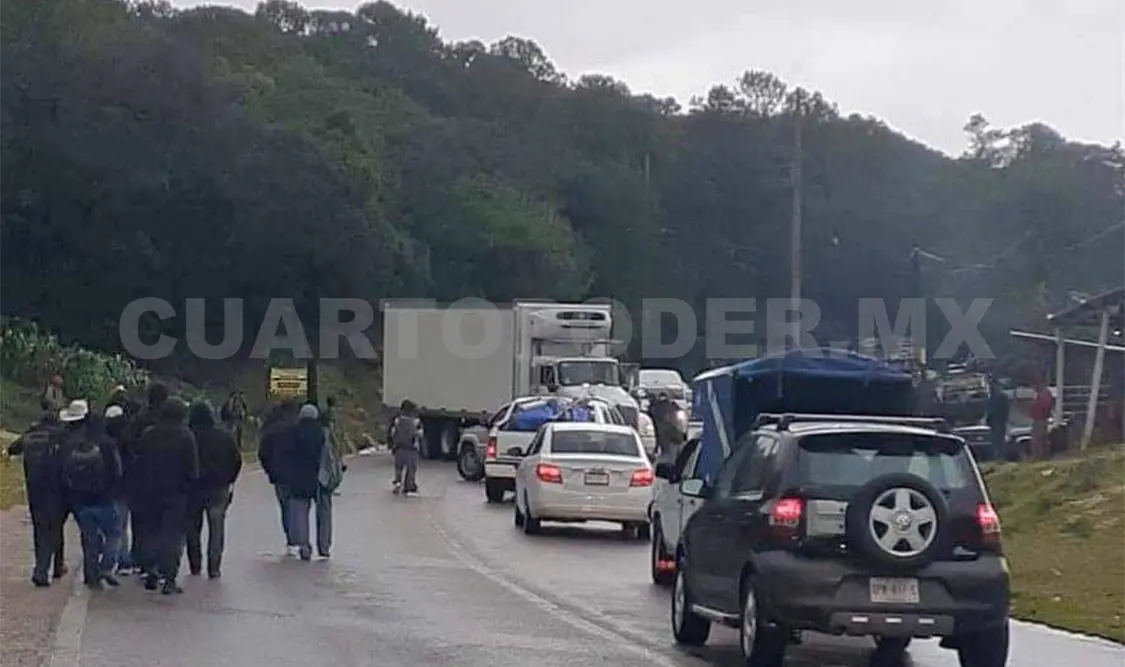 Continúa bloqueo carretero en tramo SCLC-Comitán