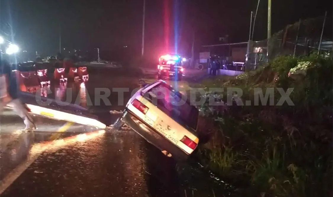 Taxi cae en zanja cerca de Plan de Ayala