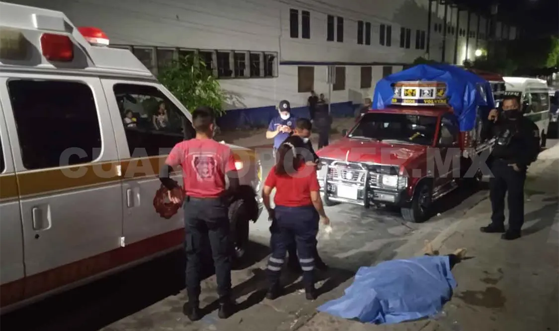 Fallece joven en la banqueta; tenía una herida de picahielo