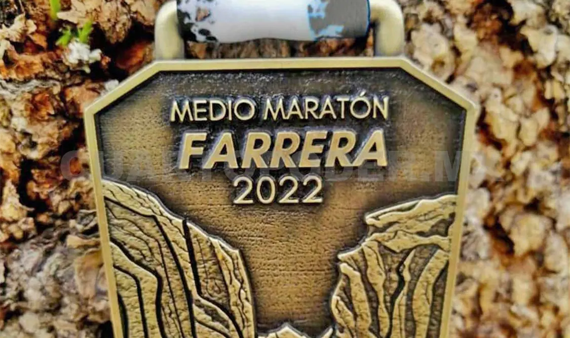 Presentan medalla y playera del Medio Maratón