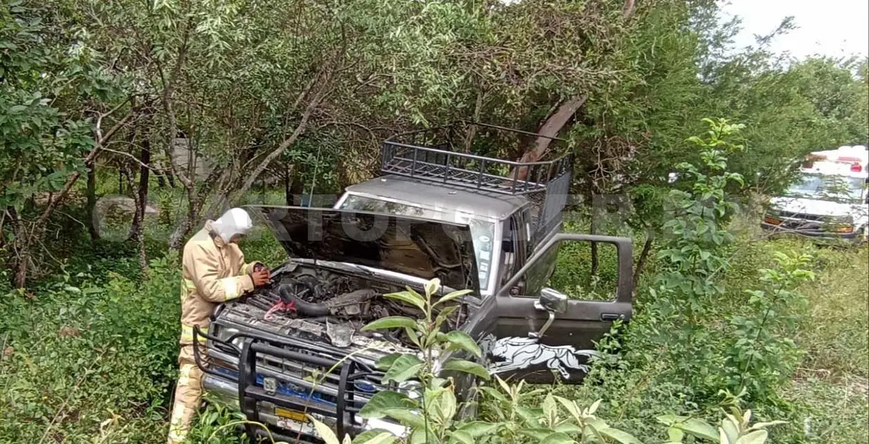 Cuatro heridos al sufrir salida de camino Pick up