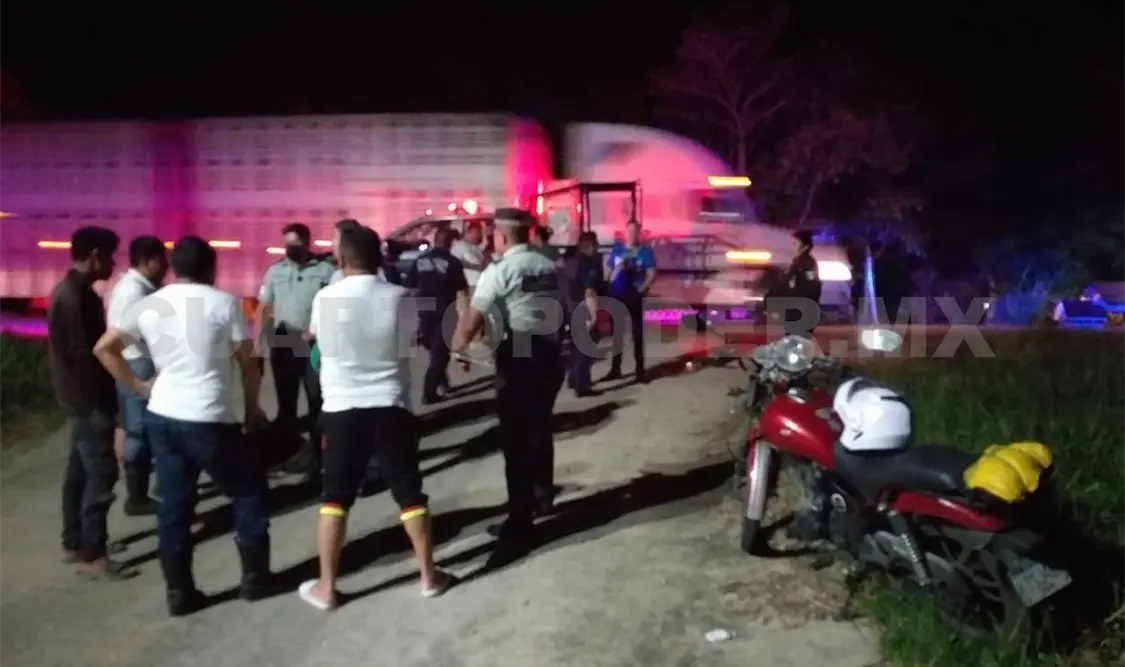 Pareja de motociclistas impacta con transeúnte