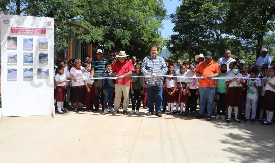 Inaugura edil calles en ejido 16 de Septiembre