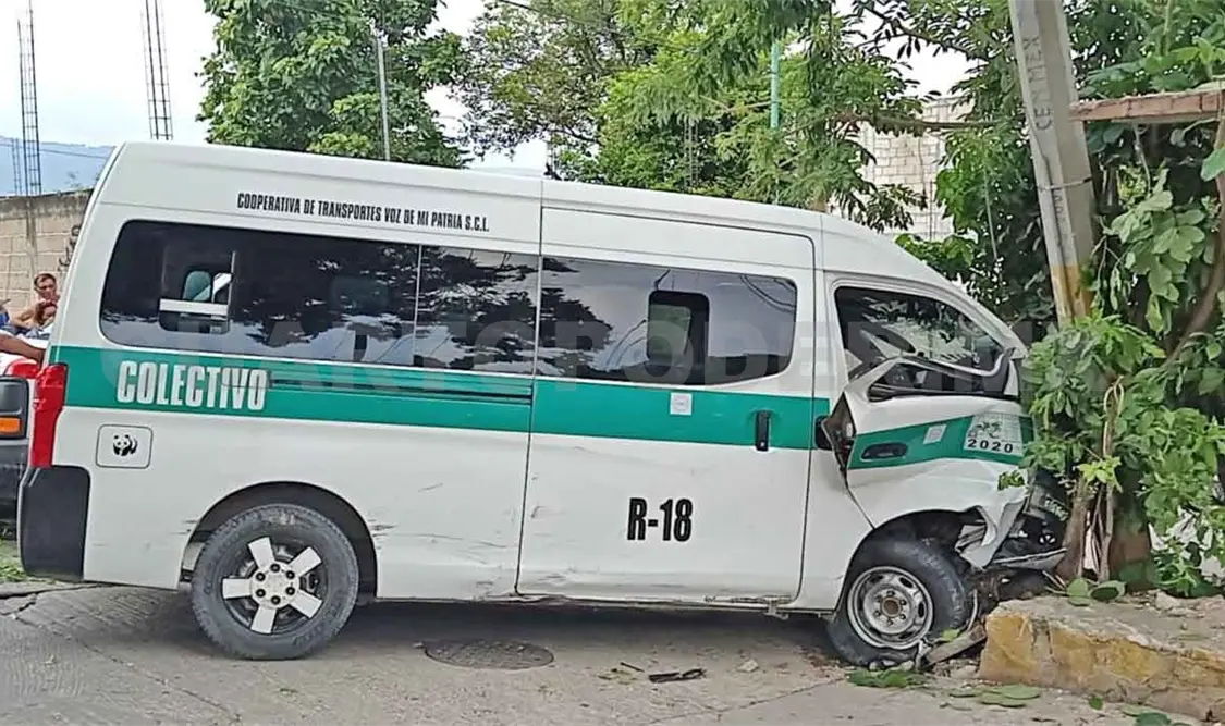 Se estrella colectivo contra poste al quedarse sin frenos