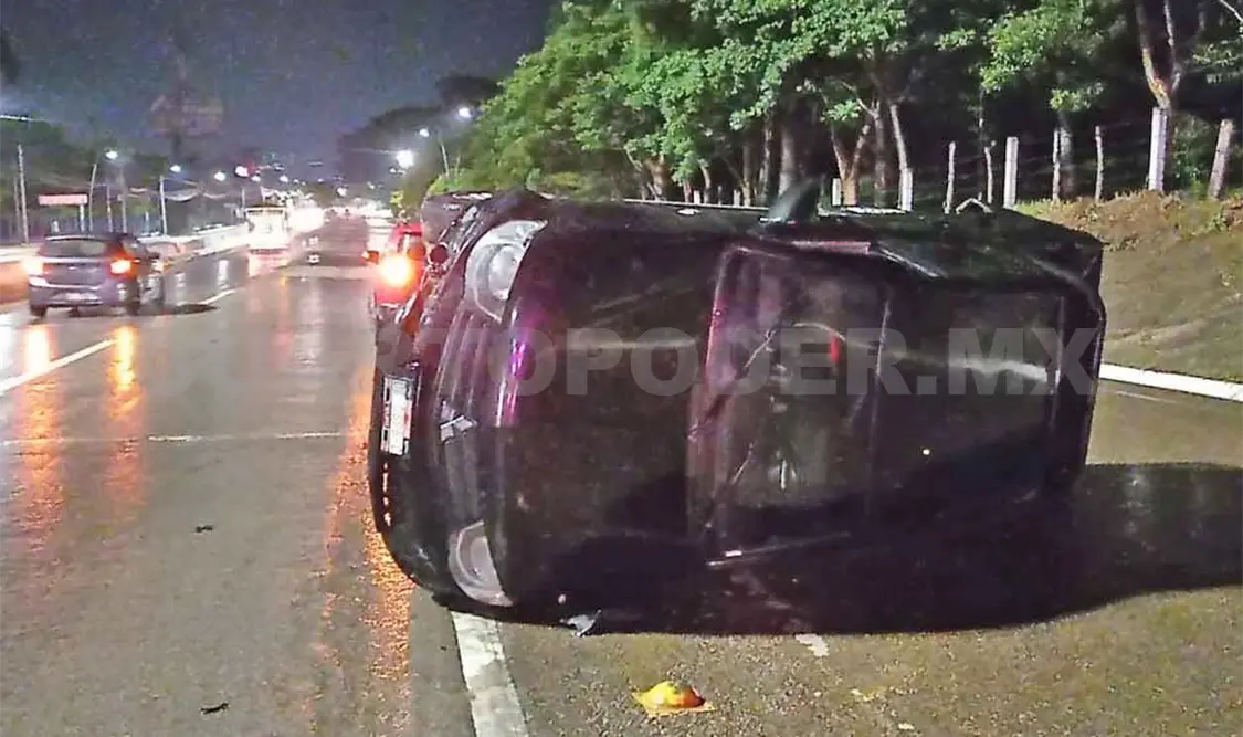 Vuelca camioneta en la salida de la ciudad