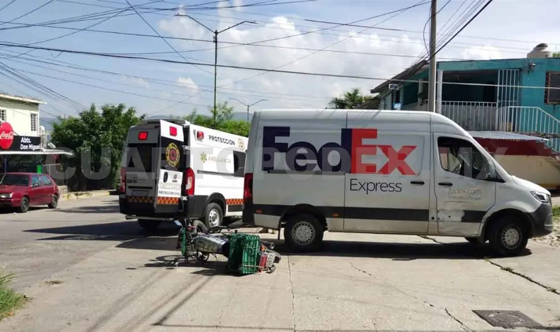 Se estrella motociclista en en unidad de paquetería