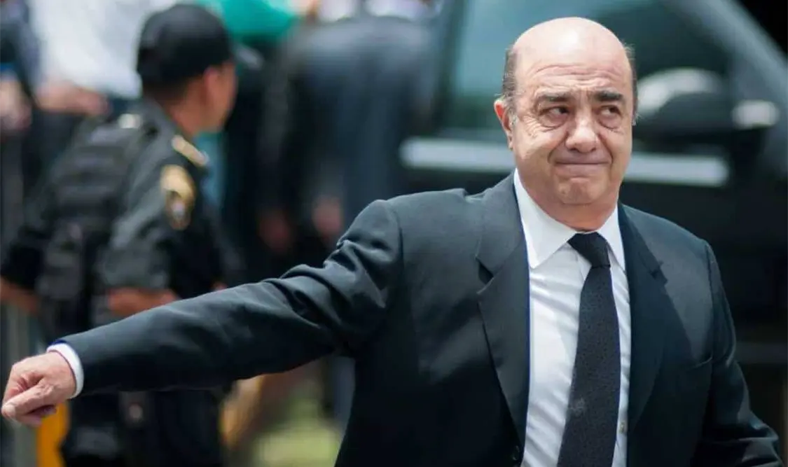 Murillo Karam fue trasladado a las instalaciones de la Fiscalía para las certificaciones correspondientes y será puesto a disposición de la autoridad judicial. Cortesía