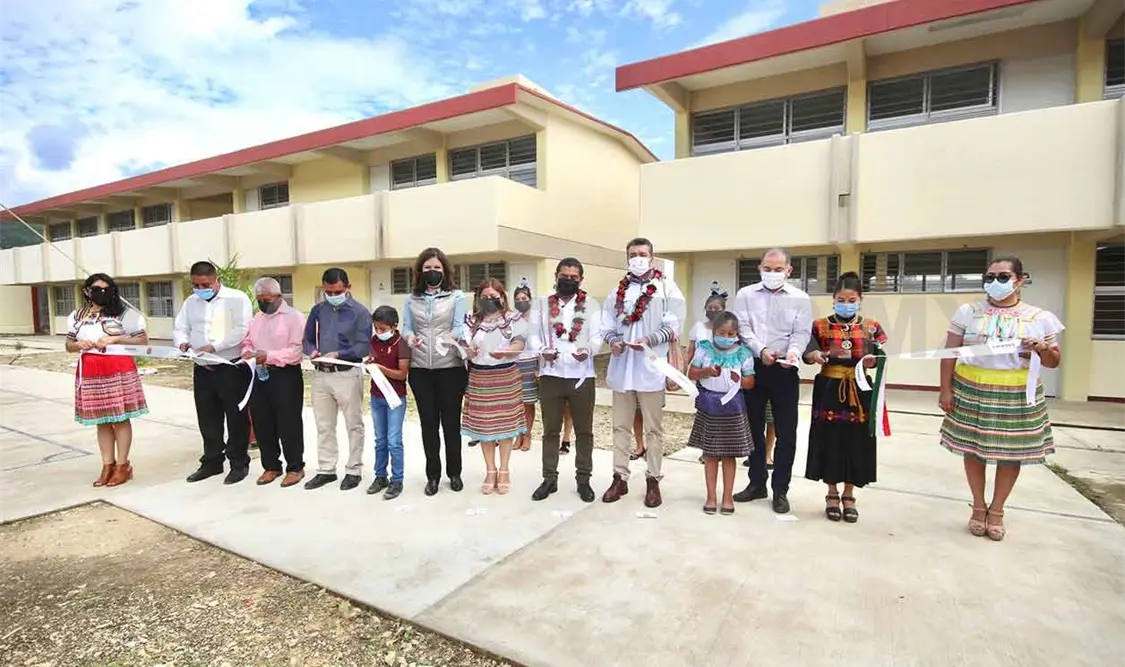 Inaugura Escandón obra educativa