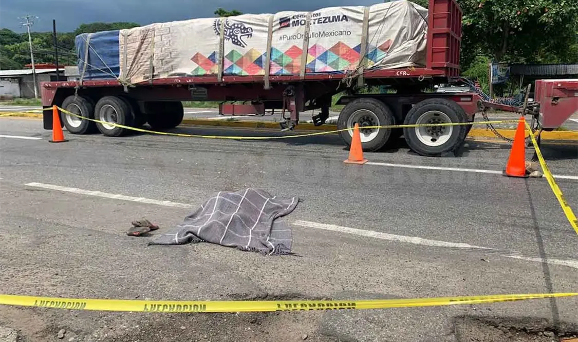 Oaxaqueño muere arrollado sobre la carretera Costera