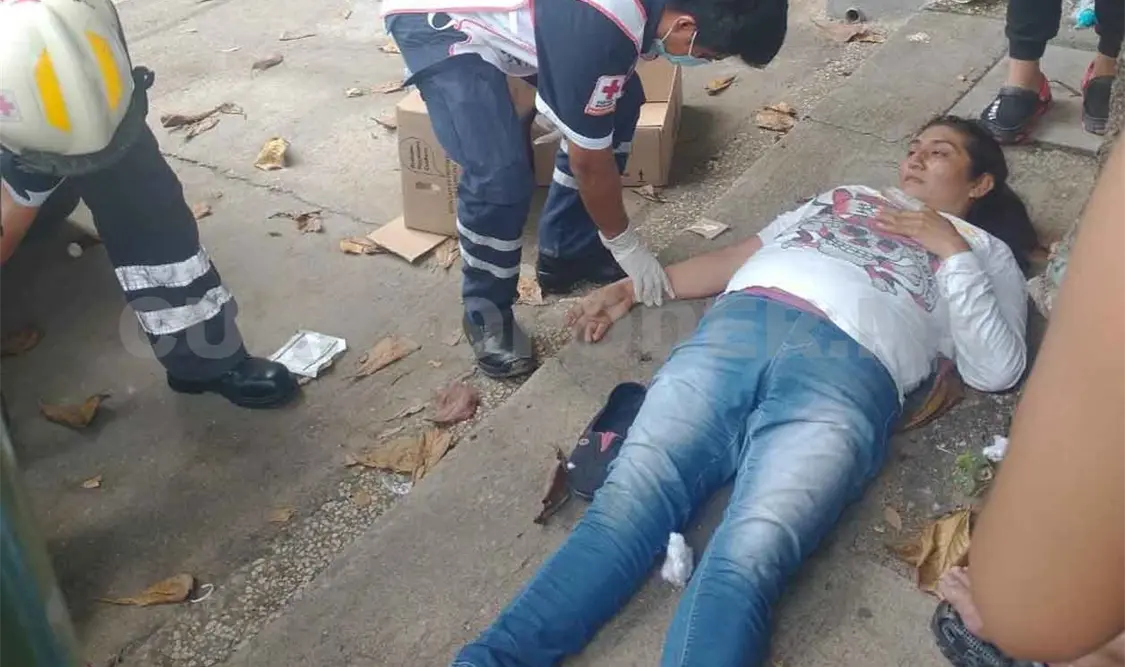Impactan a motorista y una mujer acaba herida