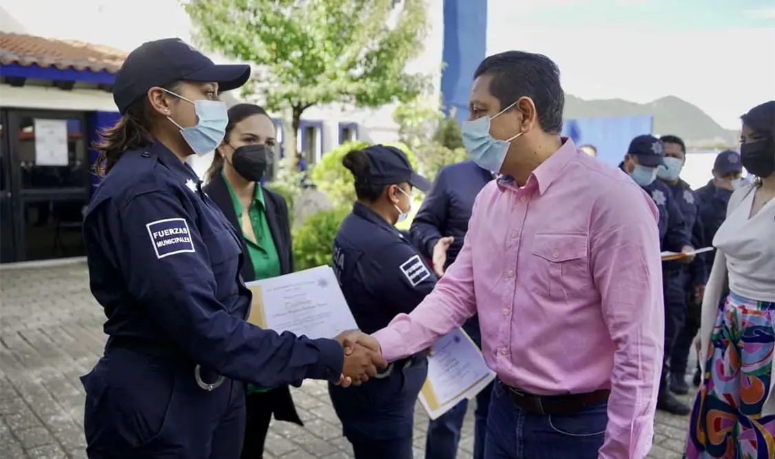 Entrega Llaven Abarca estímulos a policías municipales en San Cristóbal de Las Casas